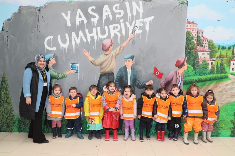 LEYLA ATAKAN ŞEHİR KÜTÜPHANESİ MİNİK ZİYARETÇİLERİNİ AĞIRLADI