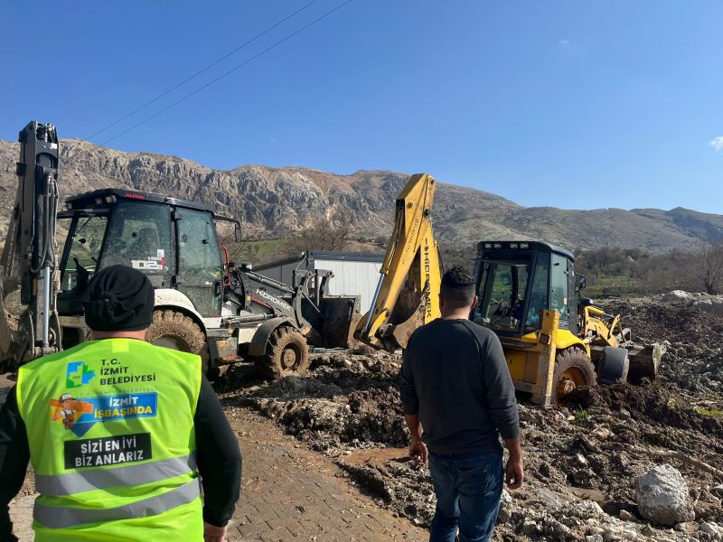 İZMİT BELEDİYESİ EKİPLERİ, SEL BÖLGESİNDE ÇAMURA SAPLANAN İŞ MAKİNASINI KURTARDI