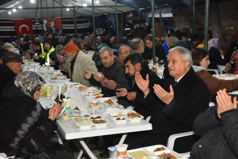 BİLECİK MİLLETVEKİLİ ADAY ADAYLARI ORUÇLARINI BOZÜYÜK BELEDİYESİ İFTAR ÇADIRI’NDA AÇTI