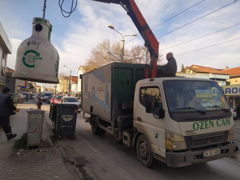 İZMİT BELEDİYESİ HER AY 30 TON CAM ATIĞI DÖNÜŞTÜRÜYOR