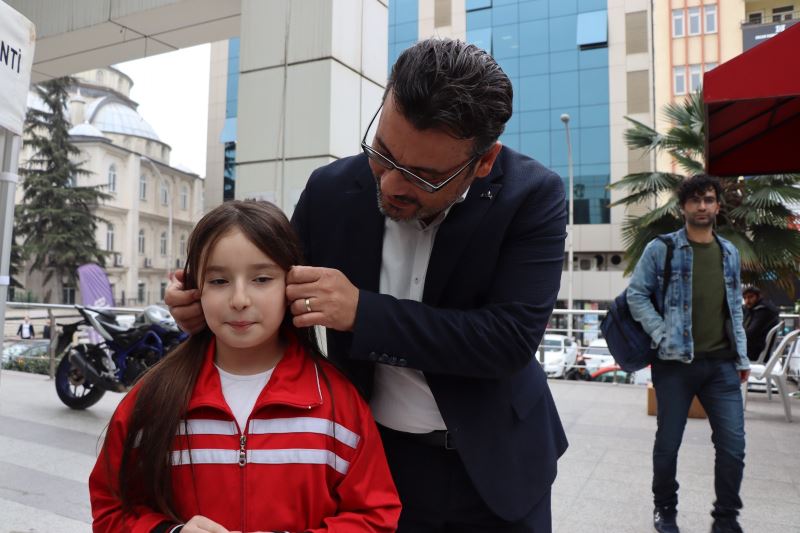 MİNİK HATİCENUR BİLEKLİK VE KOLYE SATARAK ELDE ETTİĞİ GELİRİ DEPREMZEDELERE BAĞIŞLADI