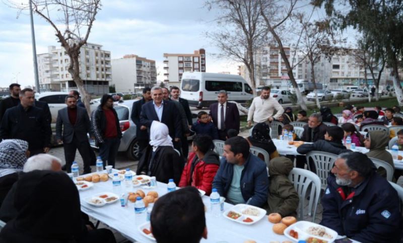 Başkan Beyazgül, Viranşehir İftar Çadırında Vatandaşlarla İftar Yaptı