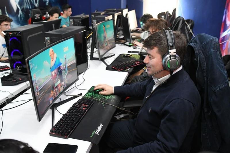 BAŞKAN DİNÇER GENÇLERLE BİR ARAYA GELMEYE DEVAM EDİYOR