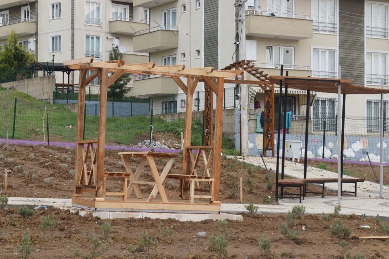 GÜNDOĞDU LAVANTA BAHÇESİNE AHŞAP OTURMA GRUPLARI YERLEŞTİRİLDİ