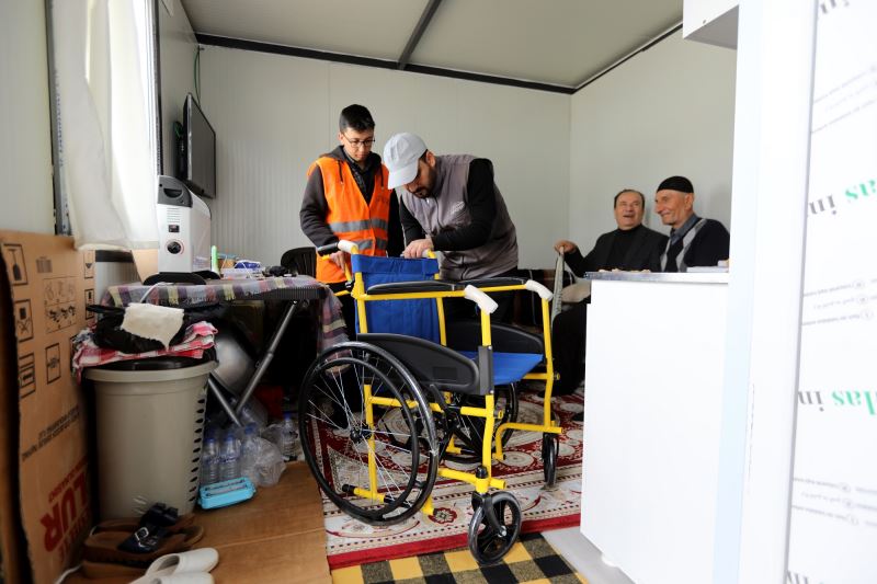GAZİANTEP BÜYÜKŞEHİR, DEPREMDEN ETKİLENEN İLÇELERDE İHTİYAÇ SAHİPLERİNE MEDİKAL MALZEME DAĞITIYOR