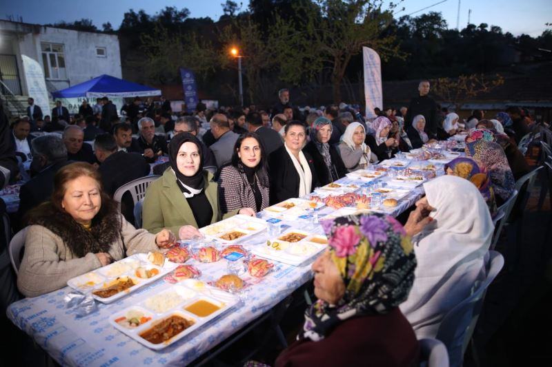 AYDIN BÜYÜKŞEHİR BELEDİYESİ KENTİN BİRÇOK NOKTASINDA İFTAR SOFRALARI KURMAYA DEVAM EDİYOR