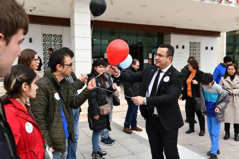 2 NİSAN OTİZM FARKINDALIK GÜNÜNDE BALONLAR DEPREM BÖLGESİ İÇİN GÖKYÜZÜNE SALINDI