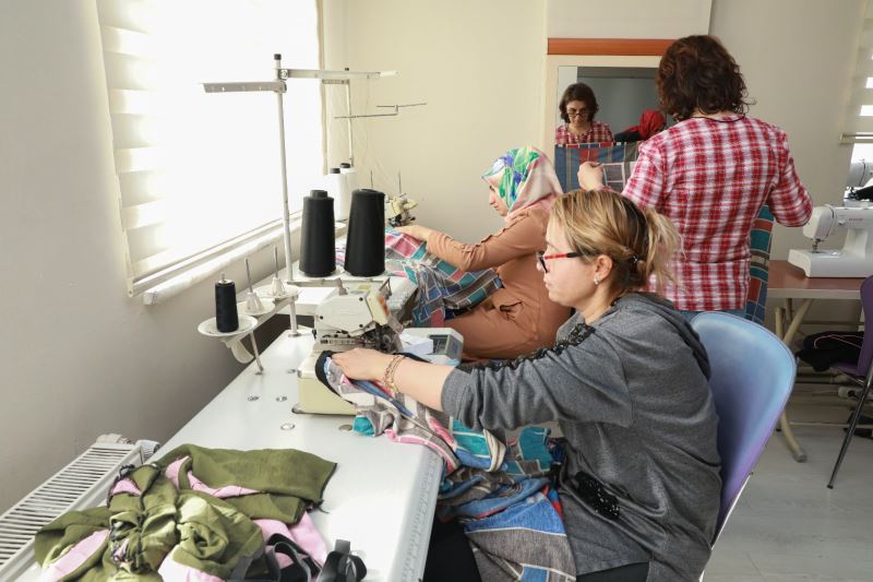 KAYMEK, Depremzedelere Çocuk ve Yetişkin Kıyafetleri Dikiyor