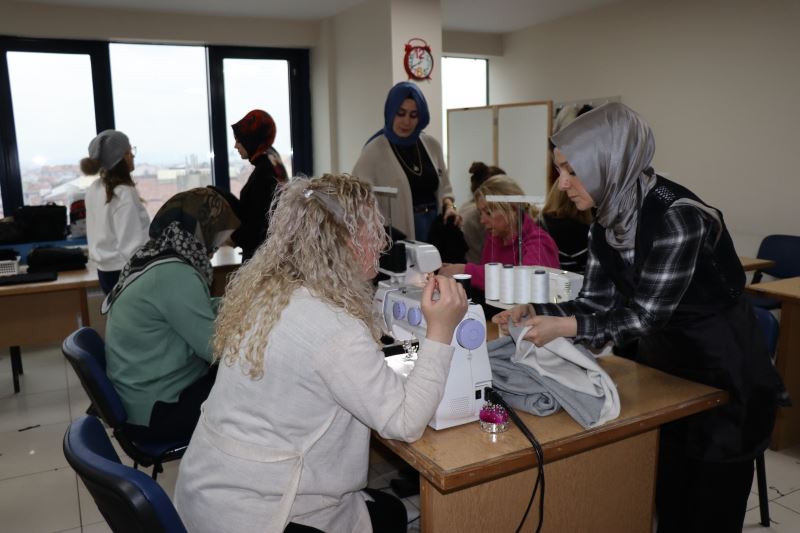 İZMEK’Lİ KADINLAR DEPREMZEDELER İÇİN EŞOFMAN ÜRETMEYE DEVAM EDİYOR