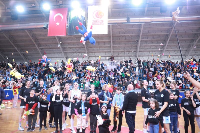 İZMİTLİLER DEPREMZEDE ÇOCUKLAR İÇİN PERİLERİN MAÇINDA SAHAYA OYUNCAK YAĞDIRDI