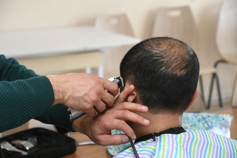 AKSARAY BELEDİYESİ KYK YURTLARINDA KALAN VATANDAŞLARA KUAFÖR HİZMETİ VERMEYE DEVAM EDİYOR