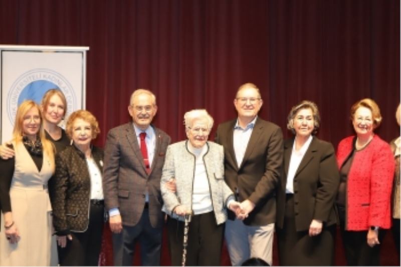 CUMHURİYET KADINLARI 100 YILLIK ONURLU MÜCADELEYİ KONUŞTULAR