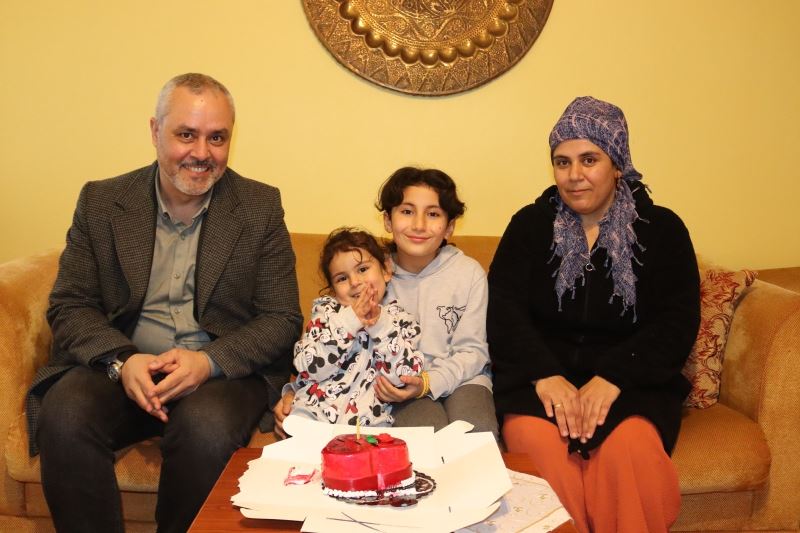 İZMİT BELEDİYESİNDEN KAHRAMANMARAŞ’TAN GELEN MİNİK ELİF NAZ’A DOĞUM GÜNÜ SÜRPRİZİ