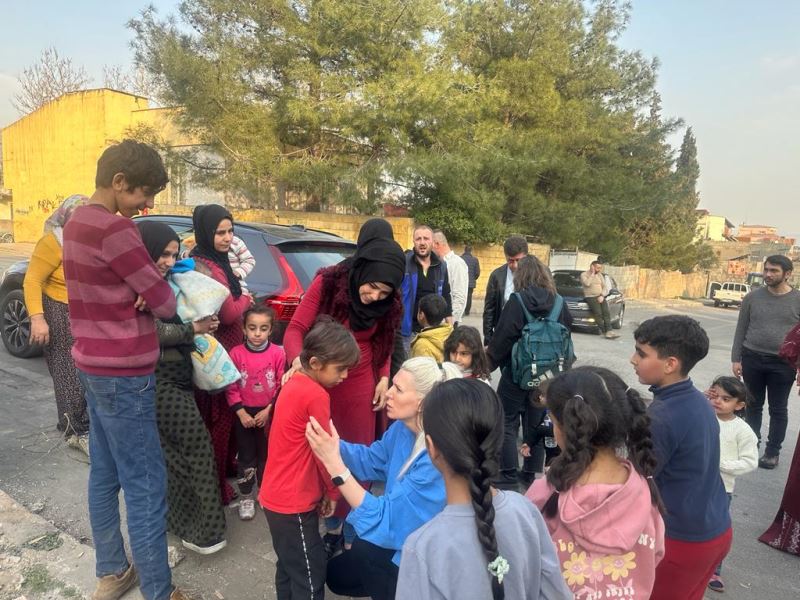 BAŞKAN V. SUBAŞI DEPREM BÖLGESİNDE DEPREMZEDELERİ ZİYARET ETTİ
