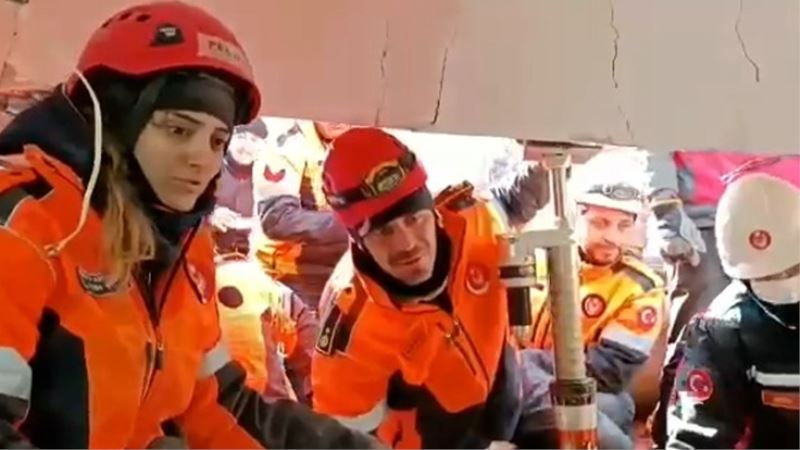 Depremde görevli kadın itfaiyeci gözyaşları içinde anlattı: Ben artık aynı Pelin değilim”