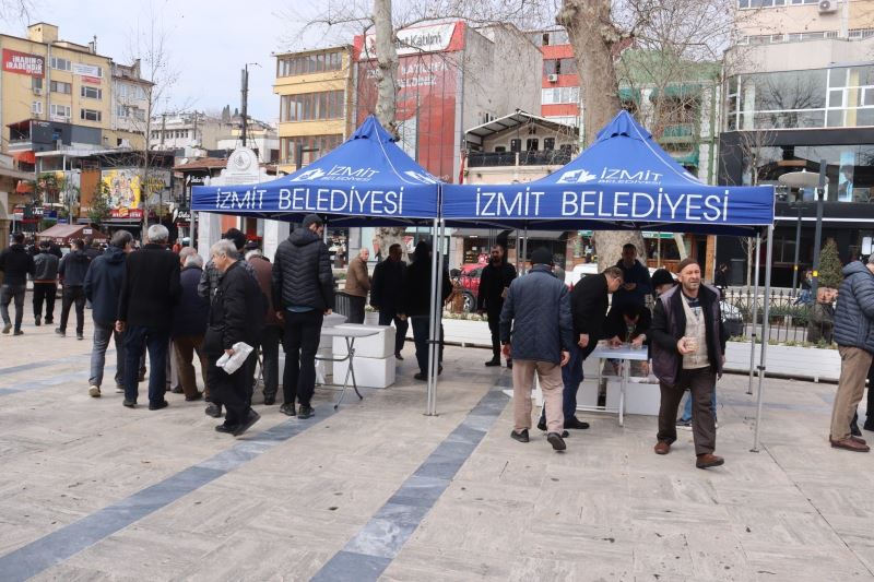 İZMİT BELEDİYESİNDEN BERAT KANDİLİNDE VATANDAŞLARA HELVA İKRAMI
