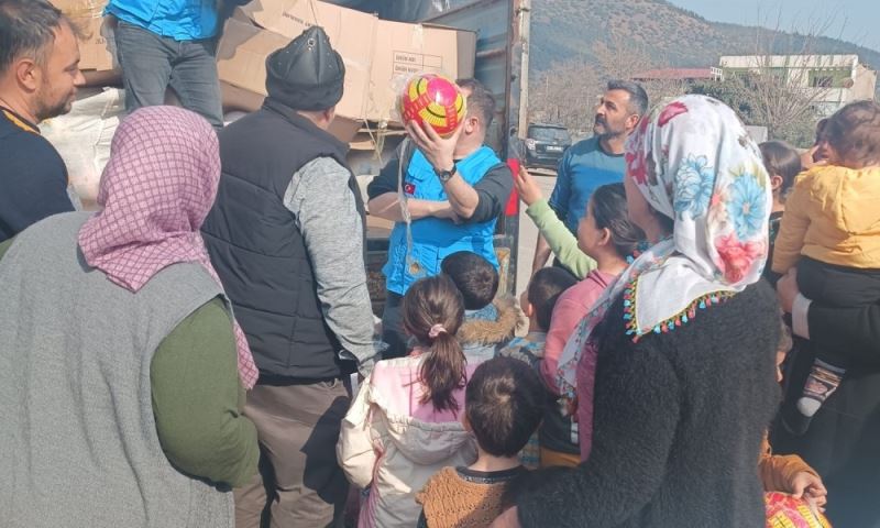 Manisa Büyükşehir Belediyesinden Afetzede Çocukların İçini Isıtan Hediyeler