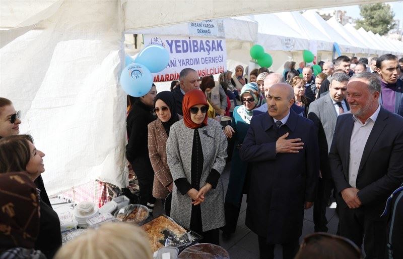 Depremzedeler Yararına Hayır Çarşısı Açıldı