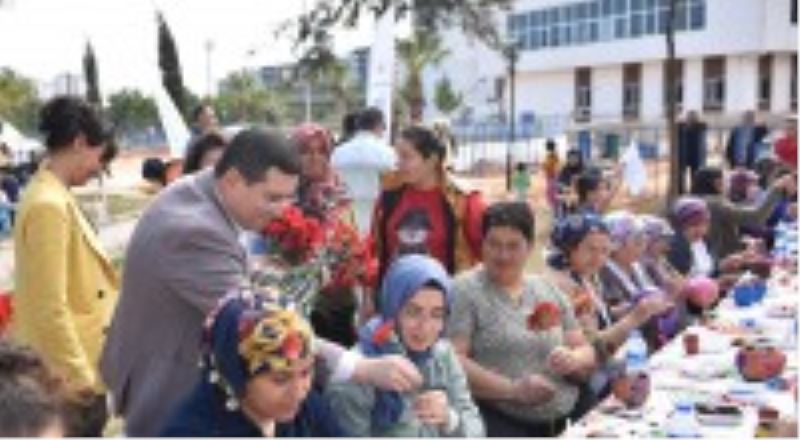 Tütüncü’den depremzede kadınlara ‘8 Mart’ karanfili