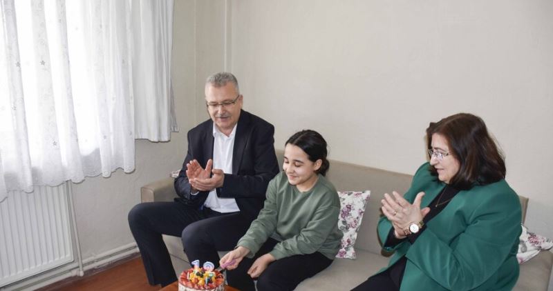 Başkan Özkan depremzede ailenin misafiri oldu, küçük kızlarının doğum gününü kutladı