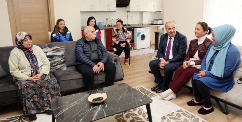 BAŞKAN TÜRKYILMAZ’DAN MUDANYA’YA YERLEŞEN DEPREMZEDELERE ZİYARET
