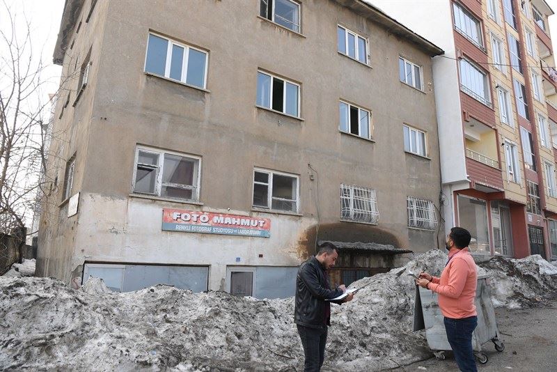 24 TEKNİK PERSONELLE MUŞ MERKEZDEKİ TÜM YAPILARIN DURUMU KAYIT ALTINA ALINIYOR