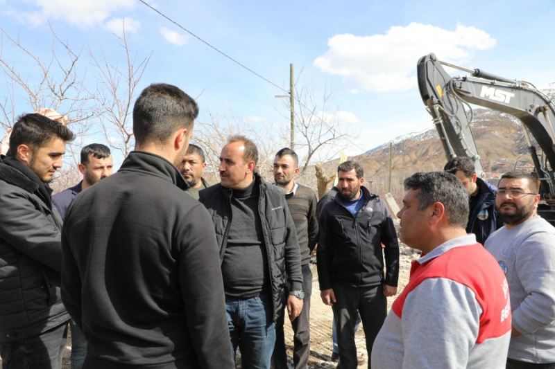 İncesu Belediyesi Fen İşleri Müdürlüğüne bağlı ekiplerimiz depremde ağır hasar alan Kahramanmaraş