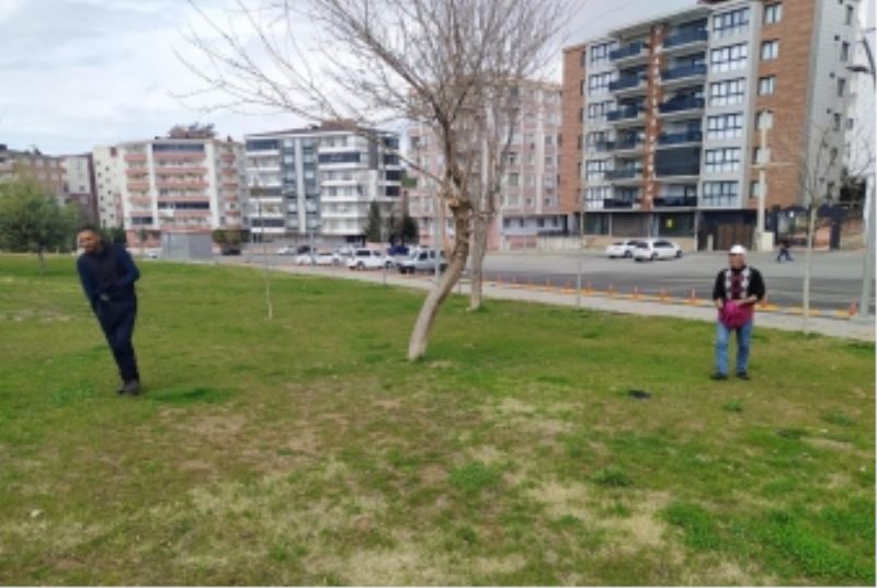 TÜM PARK VE BAHÇELERDE ÇİM GÜÇLENDİRİLMESİNE BAŞLANDI