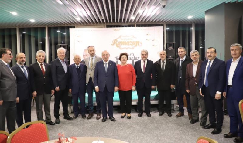 BAŞKAN ALBAYRAK İFTAR SOFRASINDA AKADEMİSYEN VE DİN GÖREVLİLERİYLE BULUŞTU