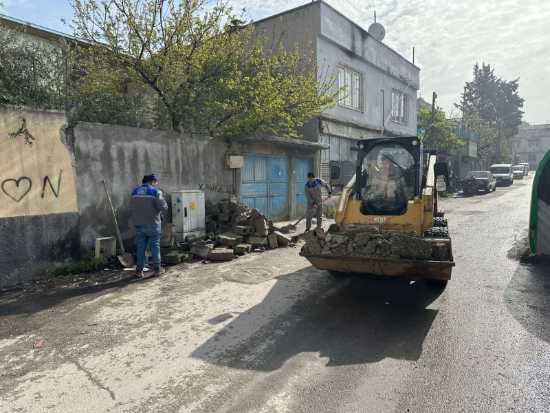 DULKADİROĞLU’NDA MOLOZ KALDIRMA ÇALIŞMALARI DEVAM EDİYOR