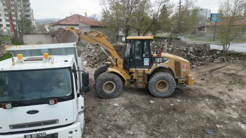 KENTSEL DÖNÜŞÜMLE YIKILAN GECEKONDULARIN HAFRİYATI TEMİZLENİYOR
