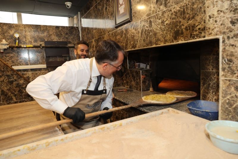 Başkan Savran Fırında Pide Pişirdi