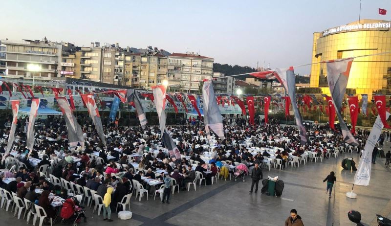 BÜYÜKŞEHİR’İN İFTAR SOFRALARI BİNLERCE AYDINLIYI BİR ARAYA GETİRMEYE DEVAM EDİYOR