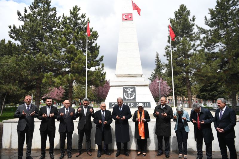 Bakan Akar, Özhaseki ve Büyükkılıç’tan Kartal Şehitliği