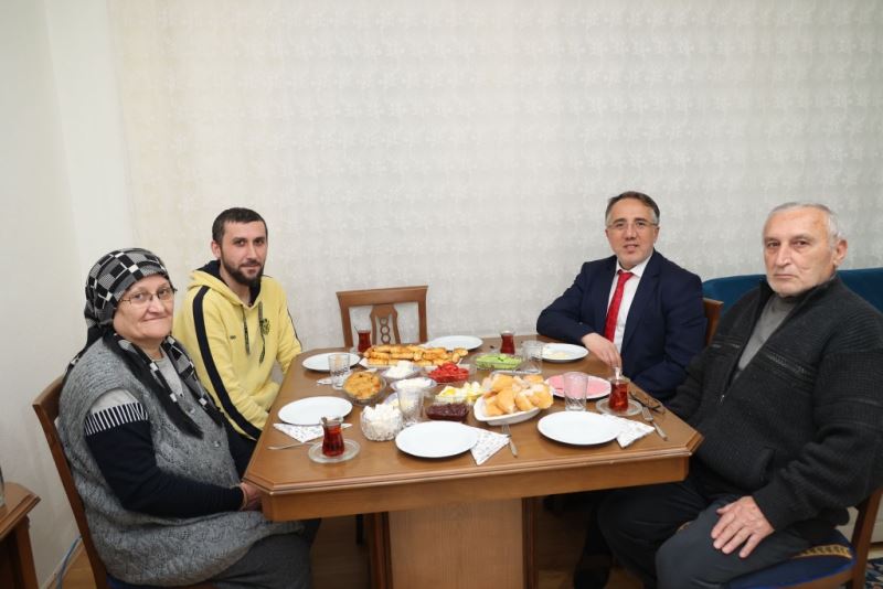 Başkan Savran Sahurda Özdemir Ailesine Konuk Oldu