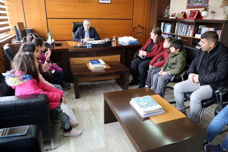 MİNİK ÇEVRECİLERDEN BELEDİYEYE ZİYARET…