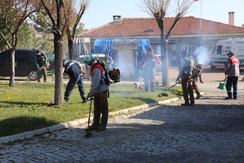 Belediyemiz Park ve Bahçeler Müdürlüğü ile Temizlik İşleri Müdürlüğü ekiplerimiz yaklaşan Ramazan Bayramı öncesi