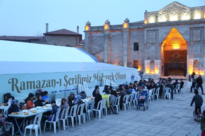 ULU CAMİNİN MANEVİ İKLİMİNDE HERGÜN 2500 VATANDAŞ İFTAR AÇIYOR