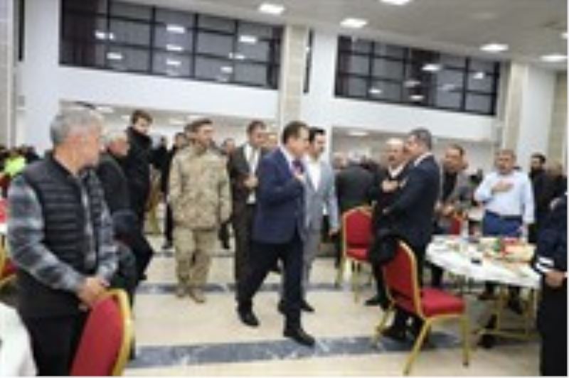 Vali/Belediye Başkan Vekilimiz Sayın İdris AKBIYIK, Belediyemiz personelleri için öğretmenevinde düzenlenen iftar yemeğine katıldı