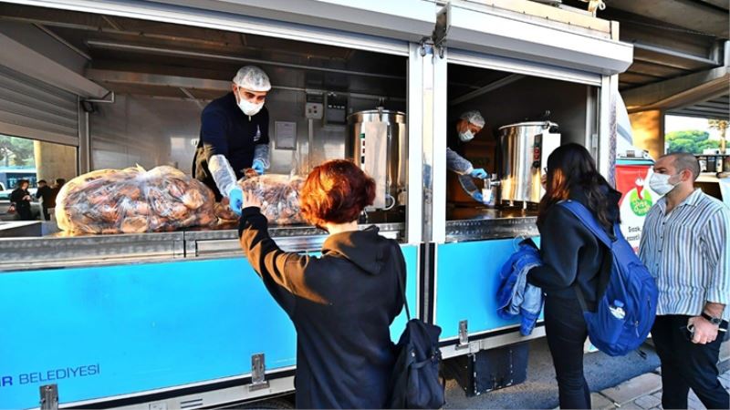 İzmir’de beslenme çantaları İzmir Büyükşehir desteğiyle doluyor