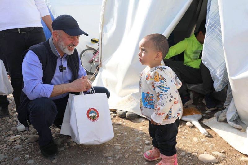 BAŞKAN ÇOLAKBAYRAKDAR, ADIYAMAN’DA DEPREMZEDELERLE İFTAR YAPTI VE İAŞE DAĞITTI