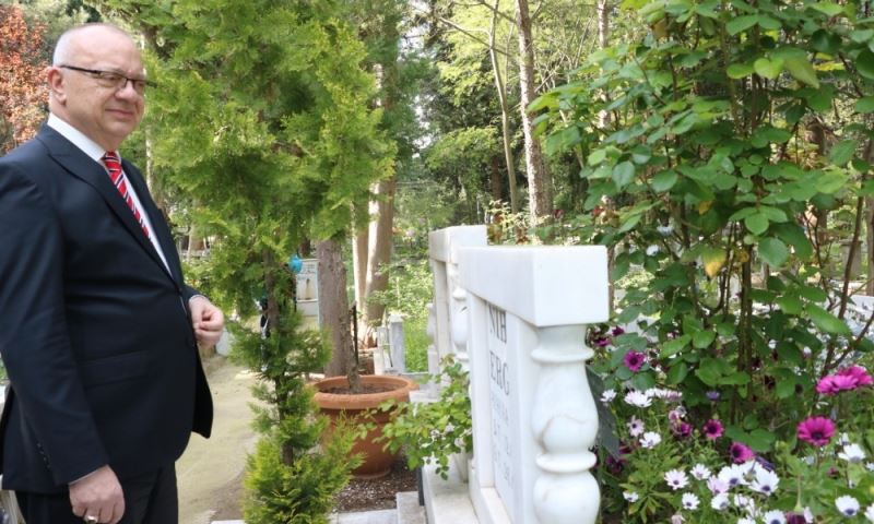 Başkan Ergün, Merhum Anne ve Babasını Dualarla Andı