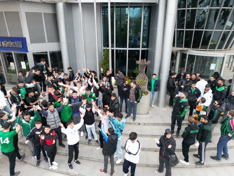 KOCAELİSPORLULAR MAÇ HEYECANINI İZMİT BELEDİYESİ ÖNÜNDE YAŞADI
