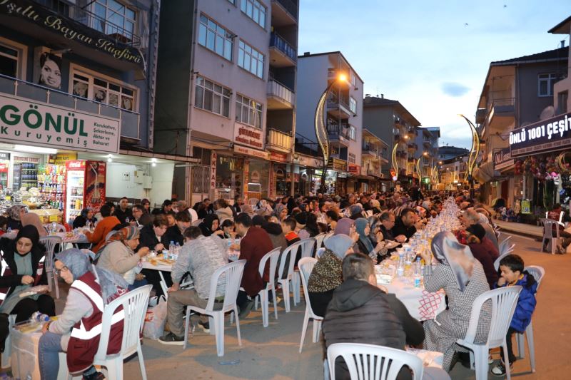 İZMİT BELEDİYESİNİN HALK İFTARINA KURUÇEŞMELİLER AKIN ETTİ