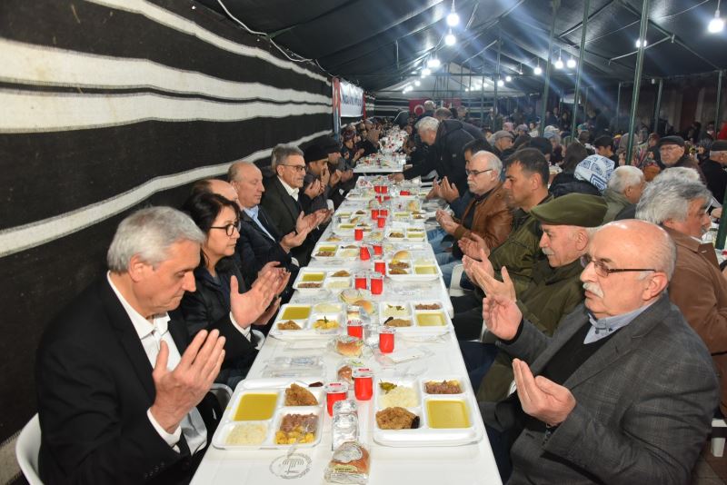 BAŞKAN BAKKALCIOĞLU KADİR GECESİ’NDE ORUCUNU HEMŞEHRİLERİ İLE BİRLİKTE AÇTI