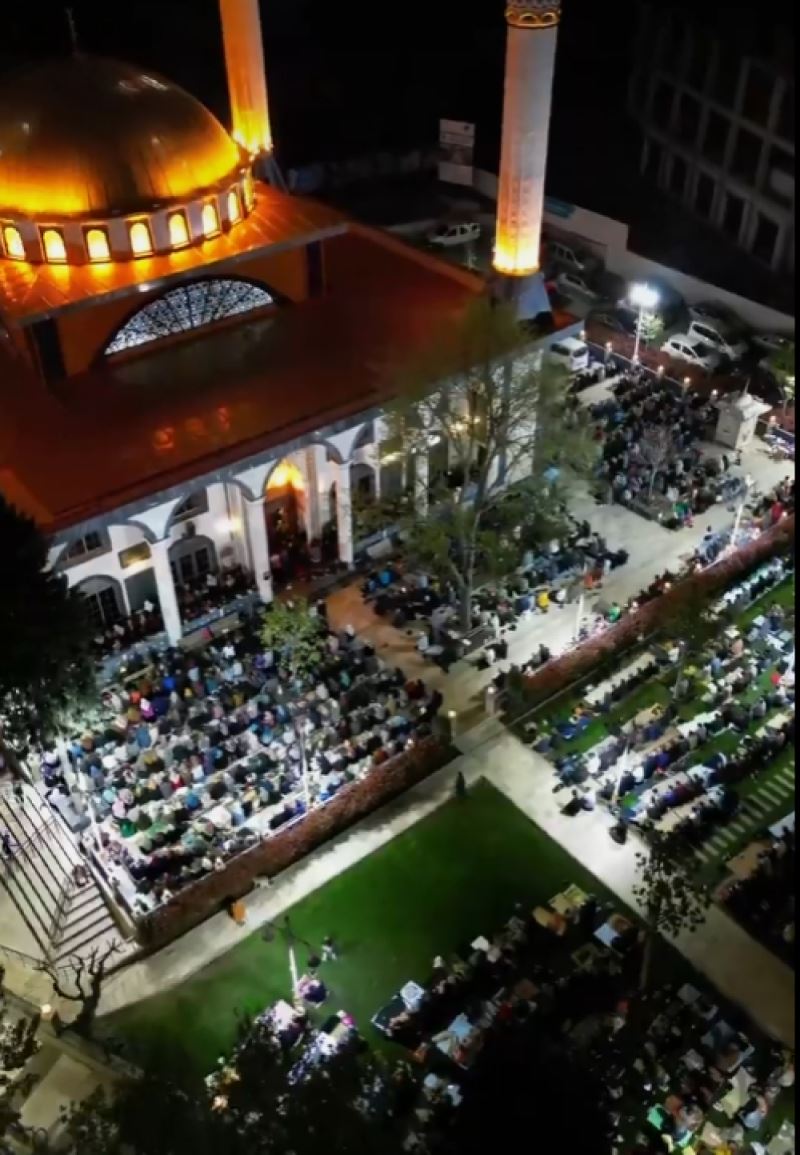 SARUHANBEY CAMİSİ KADİR GECESİNDE DOLDU TAŞTI
