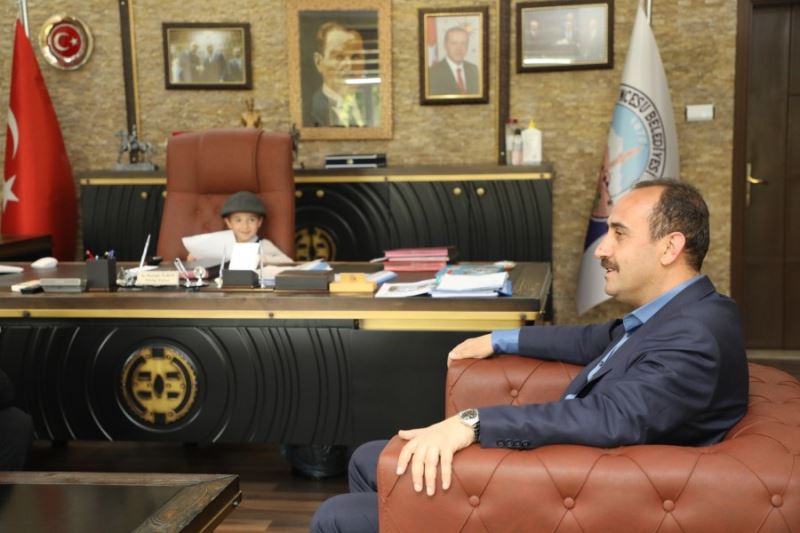 Belediye Başkanımız Av. Mustafa İLMEK, 23 Nisan Ulusal Egemenlik ve Çocuk Bayramında makamını temsili olarak Kemal KOÇ ve Reyyan POSCU