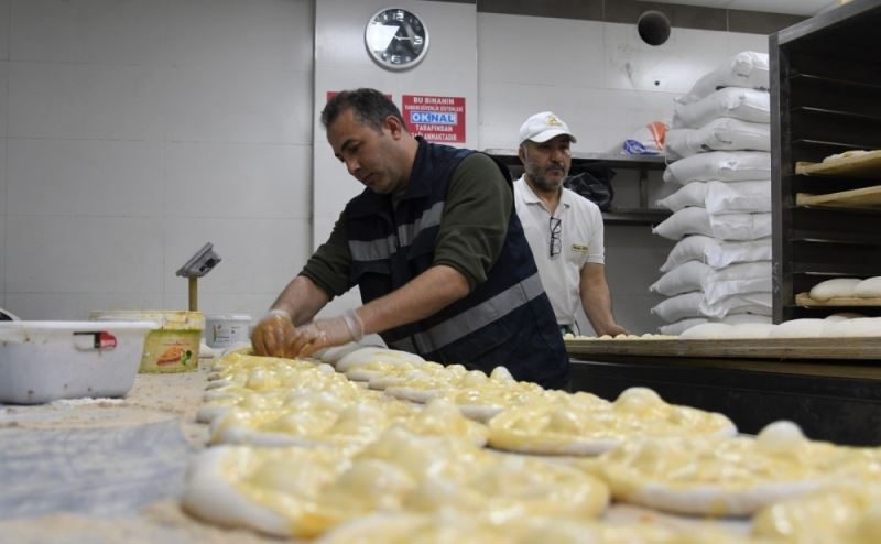 Afetzedeler için Ramazan pidesi yaptı