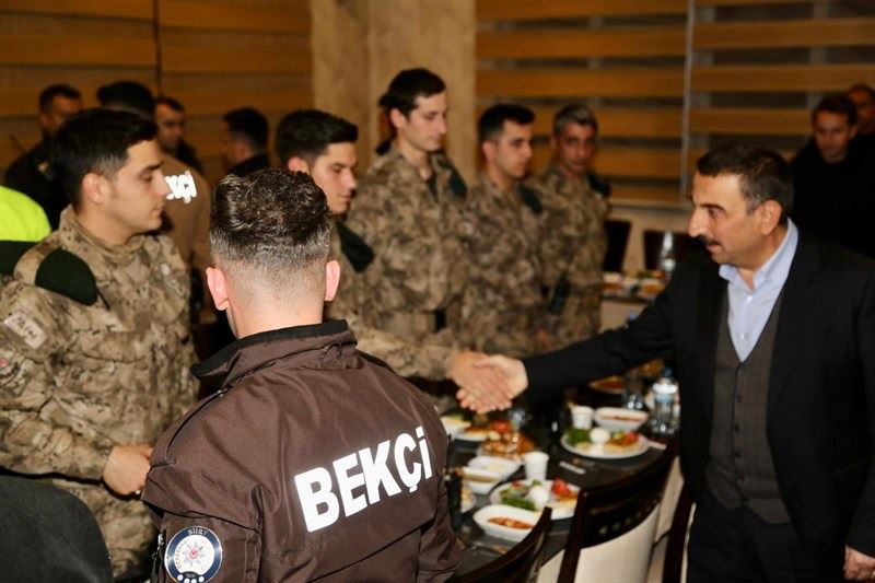 VALİ / BELEDİYE BAŞKAN V. HACIBEKTAŞOĞLU, SAHURDA MAHALLE BEKÇİLERİ İLE BİR ARSYA GELDİ