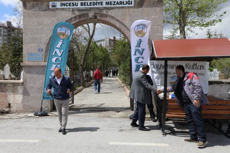 Belediye Başkanımız Av Mustafa İlmek, Arife günü nedeniyle ilçe mezarlığında incelemelerde bulundu.